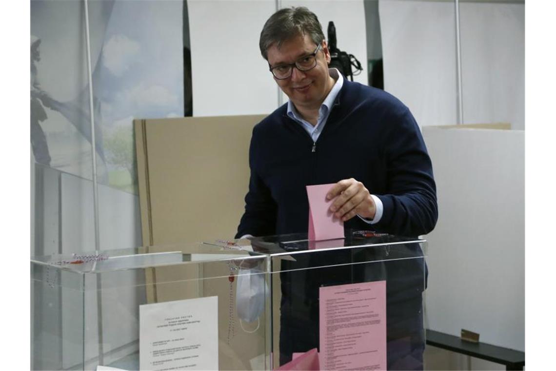 Aleksandar Vucic gibt in einem Wahllokal in Belgrad seine Stimme ab.wonnen. Foto: Darko Vojinovic/AP/dpa