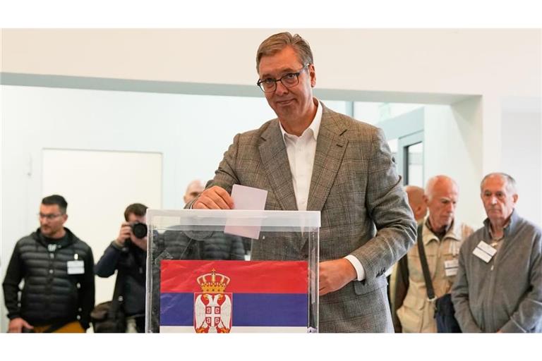Aleksandar Vučić bei der Stimmenabgabe. Die Wahl entscheidet, ob er erneut Ministerpräsident für Serbien wird.