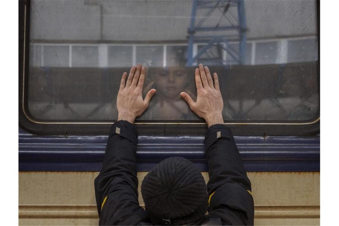 Rund 37.800 ukrainische Flüchtlinge in Deutschland Aleksander verabschiedet sich von seiner fünfjährigen Tochter Anna, die mit ihrer Mutter aus der Ukraine flieht. Der Vater bleibt zurück, um im Krieg zu kämpfen. Foto: Emilio Morenatti/AP/dpa