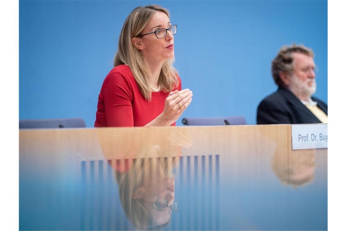 Corona-Impfung zuerst für gefährdete Gruppen Alena Buyx (l.), Vorsitzende des Deutschen Ethikrats, und Thomas Mertens, Vorsitzender der Ständigen Impfkommission (STIKO), stellen das gemeinsame Positionspapier „Wie soll der Zugang zu einem COVID-19-Impfstoff geregelt werden?“ vor. Foto: Kay Nietfeld/dpa