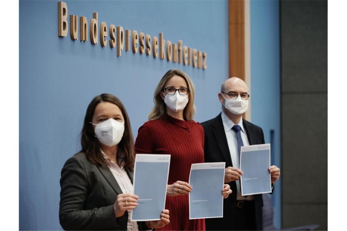 Ethikrat gegen Aufhebung von Beschränkungen für Geimpfte Alena Buyx, Vorsitzende Deutscher Ethikrat (m.), Sigrid Graumann, Sprecherin der AG Pandemie des Deutschen Ethikrates (l.), und Volker Lipp, Stellvertretender Vorsitzender des Deutschen Ethikrates. Foto: Michael Kappeler/dpa