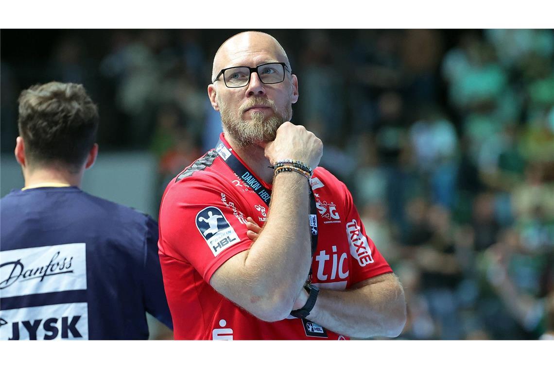 Ales Pajovic (SG Flensburg-Handewitt, 46 Jahre alt): Als slowenische Handball-Ikone krönte Pajovic seine aktive Karriere mit mehreren Champions-League-Siegen bei Celje und BM Ciudad Real. Ab 2019 führte er die österreichische Nationalmannschaft zu ihren besten EM-Platzierungen, darunter ein achter Rang bei der Heim-EM 2020. Im Jahr 2025 übernahm der 46-Jährige dann die SG Flensburg‑Handewitt und gewann gleich in seiner ersten Saison die EHF European League.