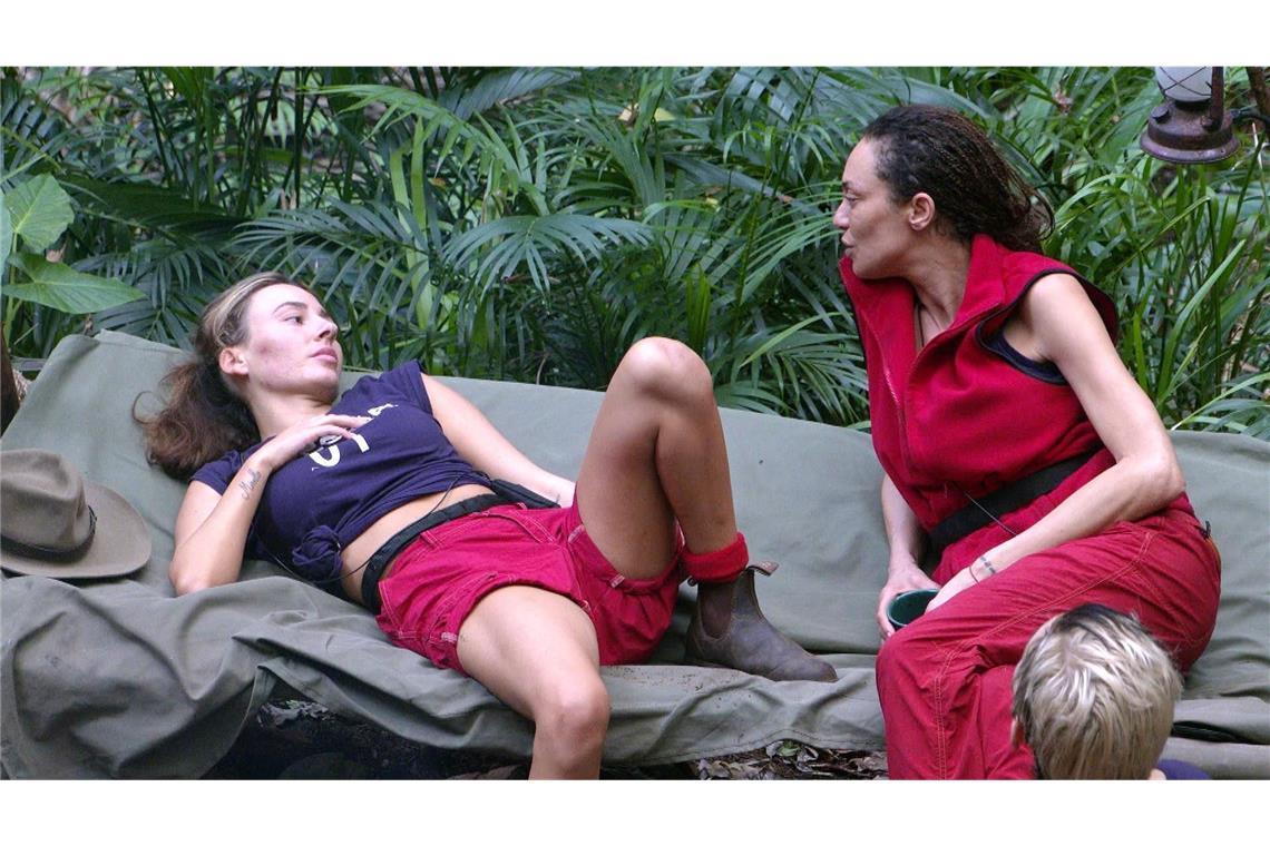 Die Stars sehen rot Alessia im Gespräch mit Lilly.