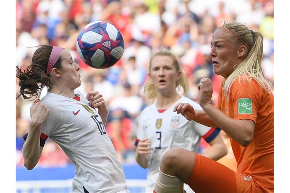 Rapinoe führt US-Frauen zum vierten WM-Titel Alex Morgan aus den USA (l) im Zweikampf mit Stefanie van der Gragt aus den Niederlanden. Foto: Sebastian Gollnow