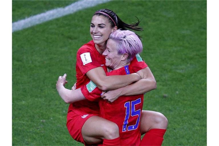 Alex Morgan feiert nach ihrem fünften Tor im Spiel gegen Thailand mit Megan Rapinoe. Foto: Francois Mori/AP