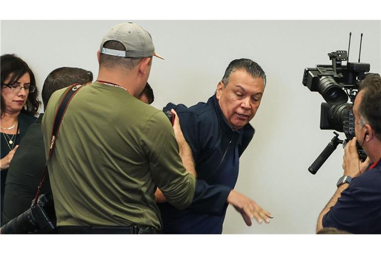 Alex Padilla wurde von Sicherheitskräften abgeführt.
