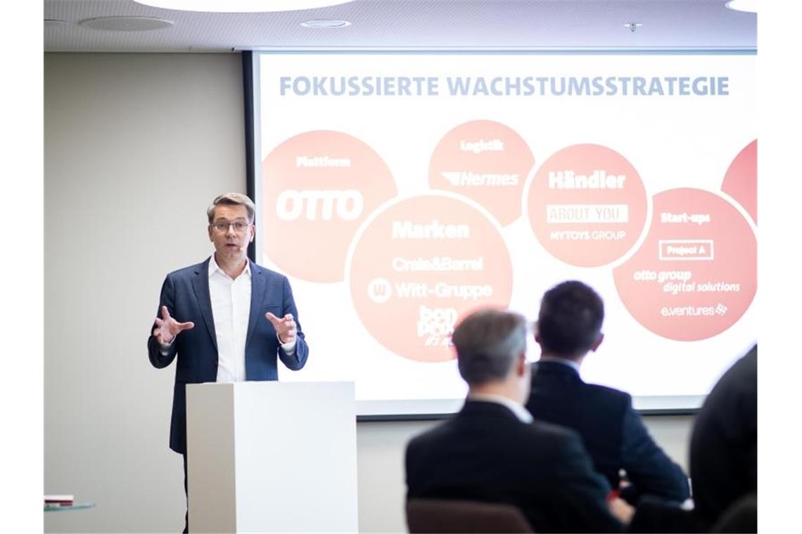 Alexander Birken, Vorstandsvorsitzender der Otto Group, spricht auf der Jahres-Pressekonferenz in Hamburg. Foto. Felix König Foto: Felix König