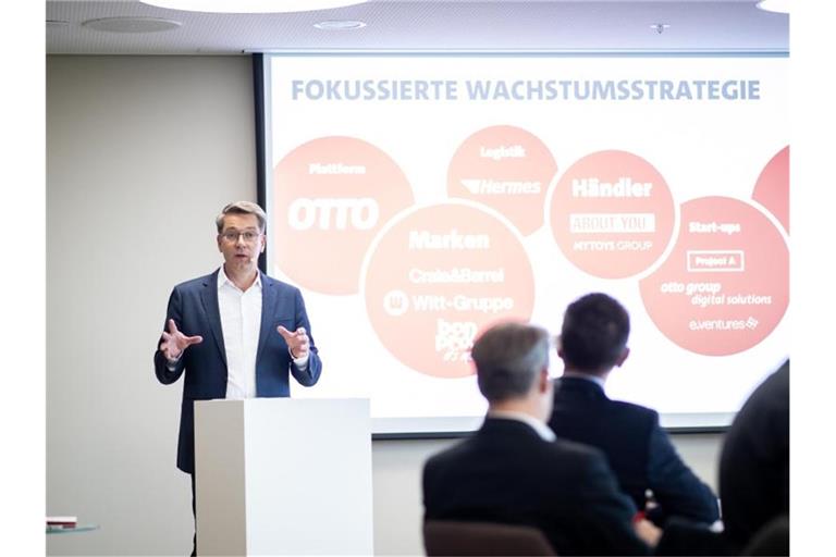 Alexander Birken, Vorstandsvorsitzender der Otto Group, spricht auf der Jahres-Pressekonferenz in Hamburg. Foto. Felix König Foto: Felix König