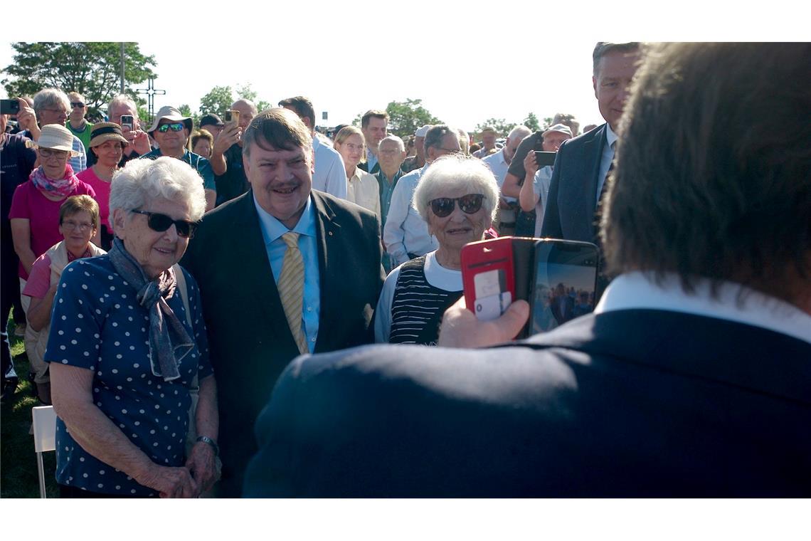 Alexander Dobrindt (CSU, r), Bundesinnenminister, macht selbst ein Handyfoto vom Sprecher der Sudetendeutschen Volksgruppe, Bernd Posselt (M), und Teilnehmerinnen bei einem Gedenken an die Opfer der Vertreibung nach dem Zweiten Weltkrieg im tschechischen Pohorelice bei Brünn (Brno).