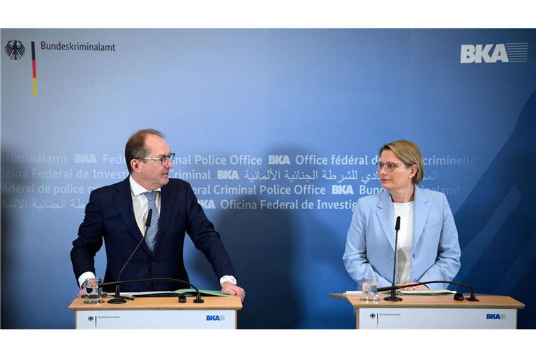 Alexander Dobrindt (l, CSU), Bundesinnenminister, und Stefanie Hubig (SPD), Bundesministerin der Justiz und für Verbraucherschutz. Die Polizei bekommt künftig mehr Befugnisse (Archivfoto).