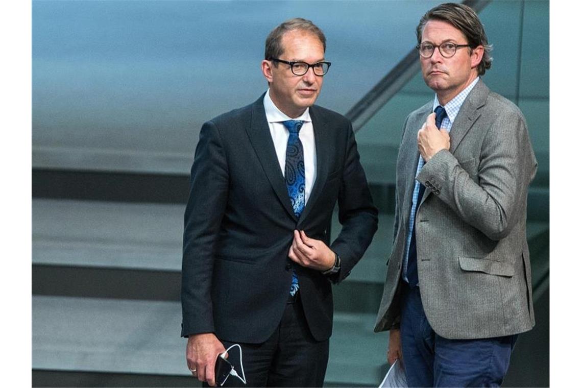 Alexander Dobrindt (l), CSU-Generalsekretär, und Andreas Scheuer (CSU), Bundesminister für Verkehr und digitale Infrastruktur, im Bundestag. Foto: Jens Büttner/dpa-Zentralbild/dpa