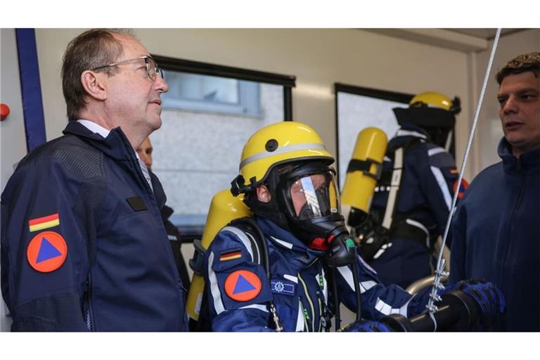 Alexander Dobrindt (li.,) verfolgt beim Technischen Hilfswerk (THW) eine Übung mit Mitarbeitern mit Atemschutzmaske. Der Bundesinnenminister besucht das Technische Hilfswerk und das Bundesamt für Bevölkerungsschutz und Katastrophenhilfe (BBK). 