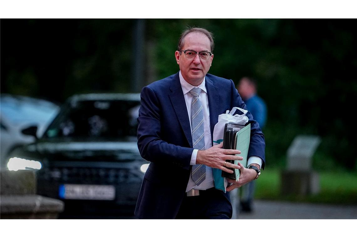 Alexander Dobrindt setzt auf eine Verschärfung der Asylpolitik. (Archivbild)