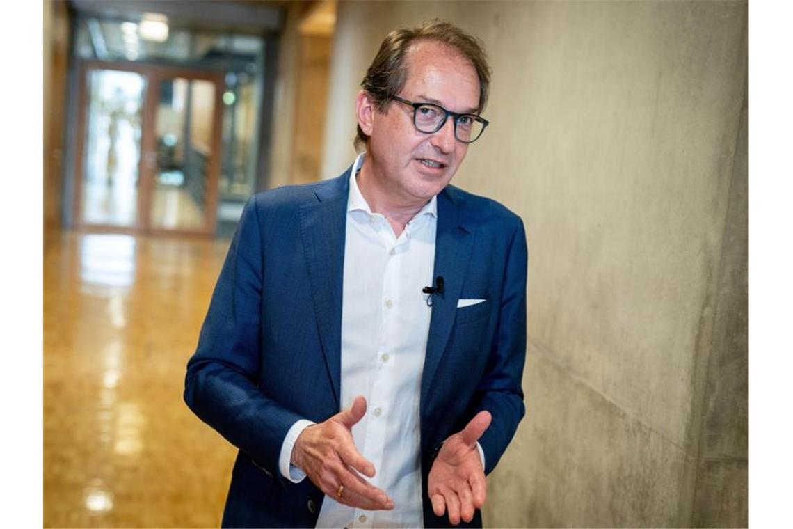 Alexander Dobrindt will dafür sorgen, dass ein solches (Missbrauchs-)Urteil „dauerhaft, lebenslang in das erweiterte Führungszeugnis eingetragen wird. Und nicht nur begrenzt auf zehn Jahre“. Foto: Kay Nietfeld/dpa