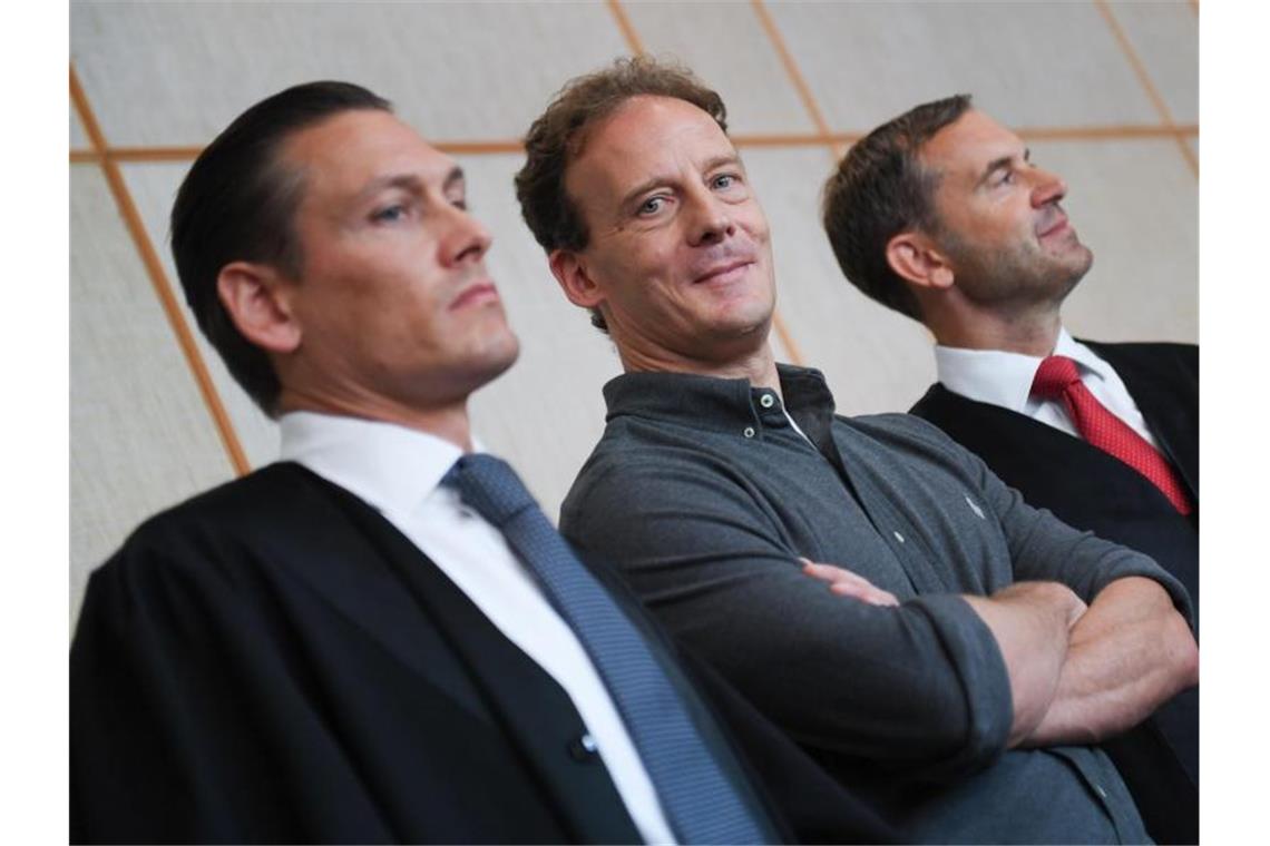 Anklage wegen Mordauftrags: Stadtplan-Erbe Falk vor Gericht Alexander Falk (M.) wartet mit seinen Verteidigern Daniel Wölky (l.) und Björn Gercke auf den Beginn seines Prozesses. Foto: Arne Dedert