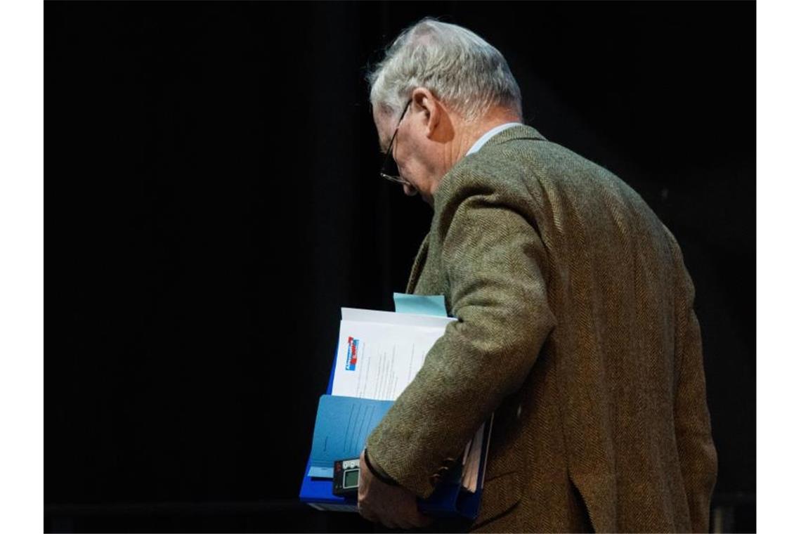 Chrupalla und Meuthen führen künftig die AfD Alexander Gauland, Bundessprecher der AfD, verlässt vor der Neuwahl des Vorstandes die Bühne beim Parteitag der AfD. Foto: Julian Stratenschulte/dpa