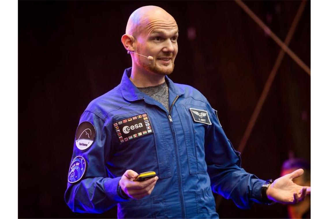 Alexander Gerst, Astronaut, spricht anlässlich einer „Welcome-back-Party“ in seiner Heimatstadt zu den Menschen. Foto: Christoph Schmidt