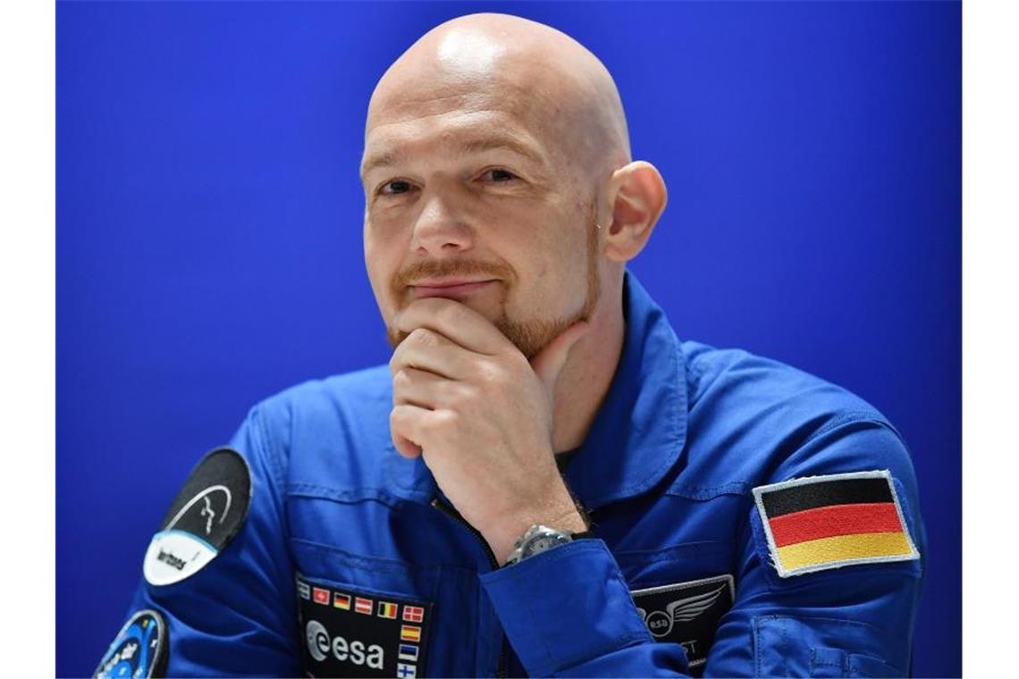Alexander Gerst, ESA-Astronaut, sitzt auf dem Podium bei einer Pressekonferenz. Foto: Martin Schutt/dpa-Zentralbild/dpa