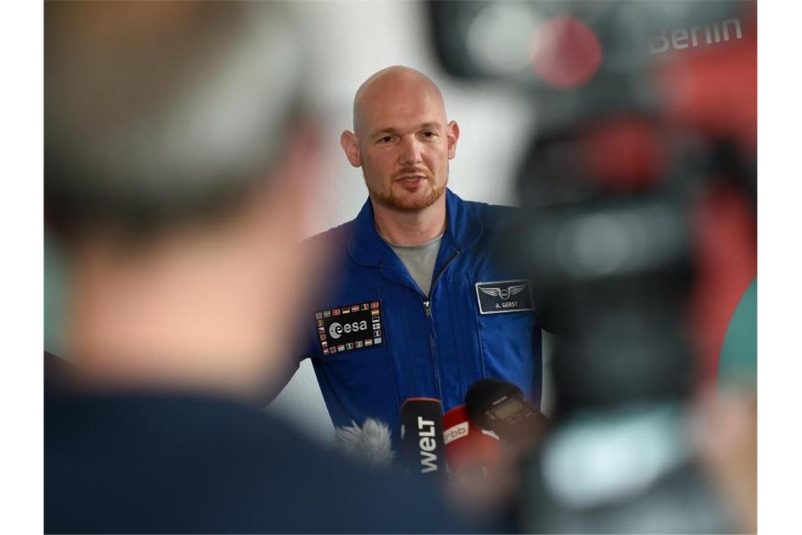 Gerst über Sigmund Jähn: „Ein netter, guter Freund“ Alexander Gerst spricht beim Mondfest im Planetarium Berlin zu Journalisten. Foto: Paul Zinken