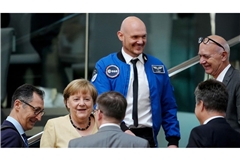 Alexander Gerst war während der Kanzlerwahl von Friedrich Merz auf der Besuchertribüne im Bundestag.