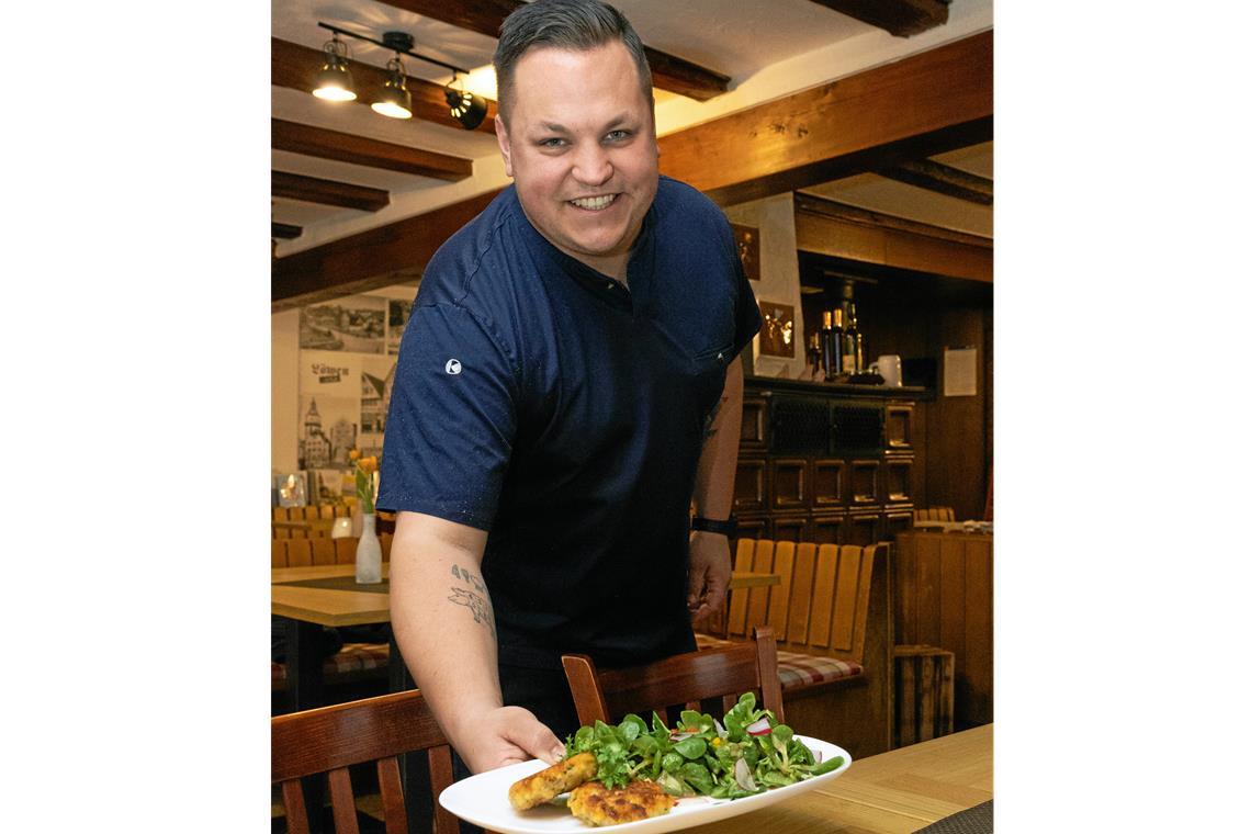 Alexander Hilt überlegt sich für seine Gäste gerne neue Rezepte wie hier zum Beispiel Tiroler Kaspressknödel mit Feldsalat und einem Dressing mit süßem Senf. Fotos: Alexander Becher