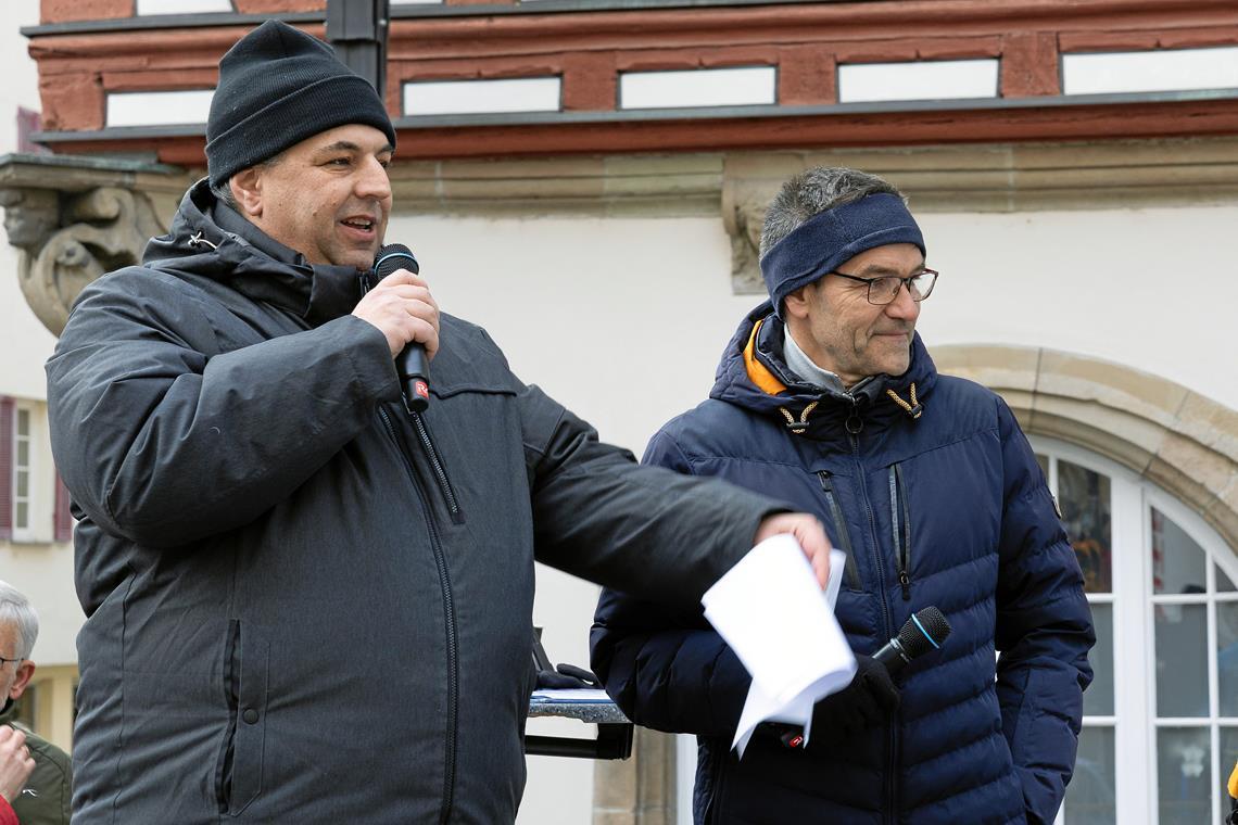 Alexander Hornauer (links) und Bernd Koppitz haben auch den 38. Backnanger Silvesterlauf als Streckenmoderatoren begleitet. Foto: Alexander Becher