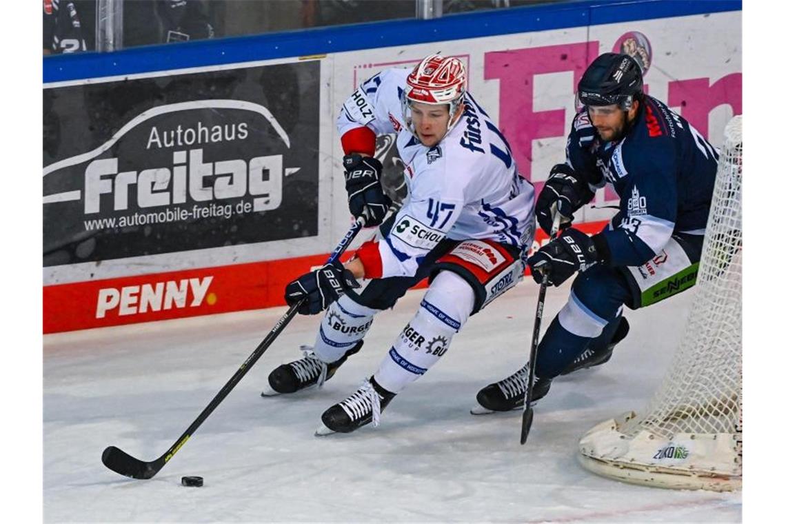Schwenninger Wild Wings verlängern mit Karachun Alexander Karachun von Schwenningen (l) kämpft mit Brandon Manning von Straubing um den Puck. Foto: Armin Weigel/dpa/Archiv