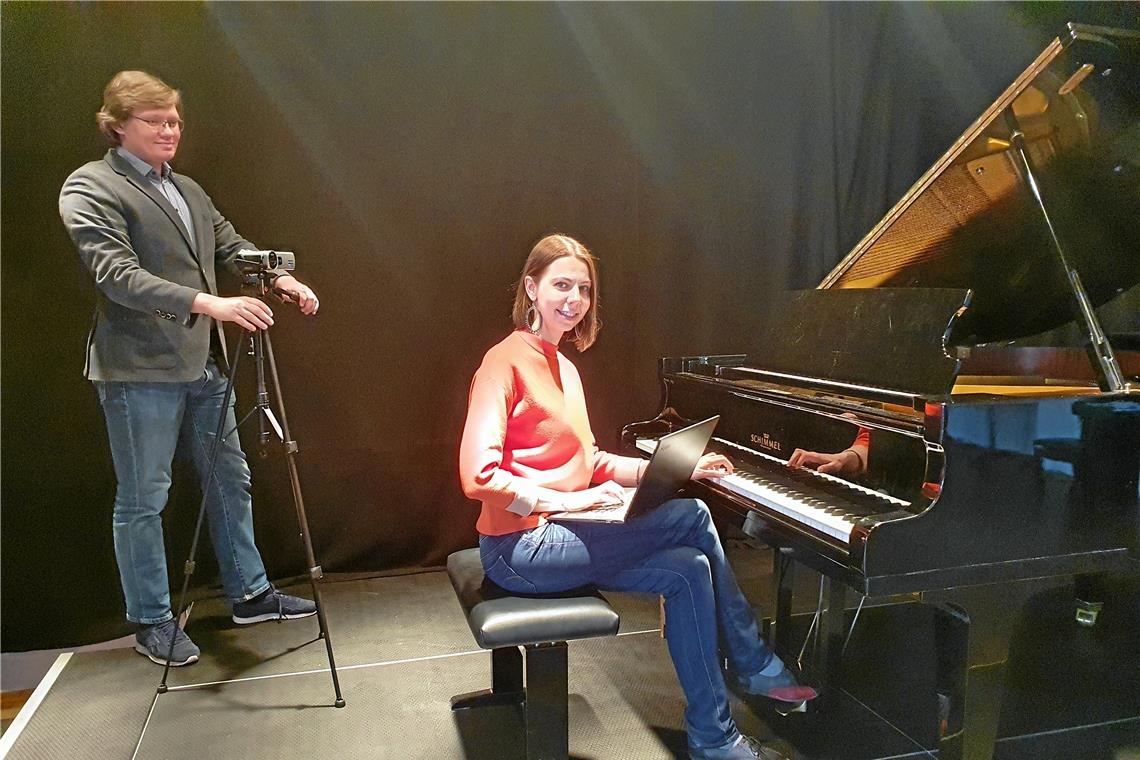 Der Fingersatz kommt per Video Alexander Konrad und seine Frau Julia Chekulaeva bei den Vorbereitungen für den Dreh. Gemeinsam nehmen sie immer wieder Videos auf, mit denen sie ein alternatives Angebot für den Unterricht auf Distanz machen können. Foto: privat