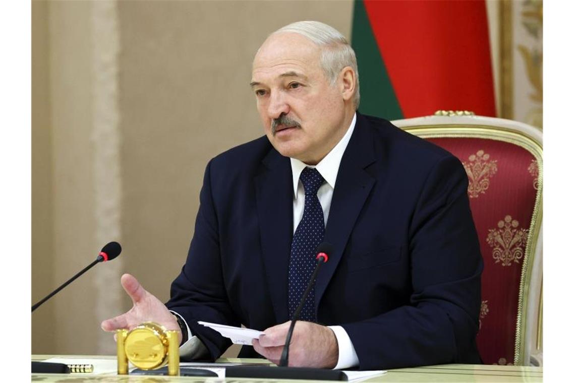 Alexander Lukaschenko hat sich laut Staatsmedien ins Präsidentenamt von Belarus einführen lassen. Foto: Maxim Guchek/BelTA/AP/dpa