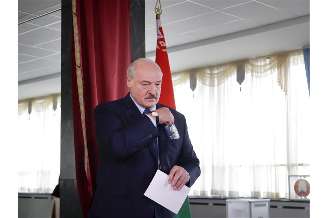 Alexander Lukaschenko in seinem Wahllokal in Minsk. Foto: Sergei Grits/AP/dpa