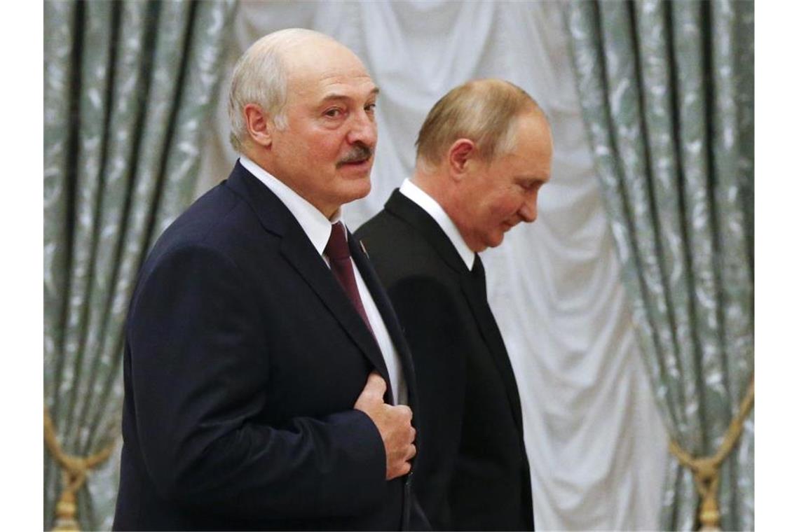 Alexander Lukaschenko (l) Anfang September nach einer gemeinsamen Pressekonferenz mit Wladimir Putin. Foto: Shamil Zhumatov/Pool Reuters/AP/dpa