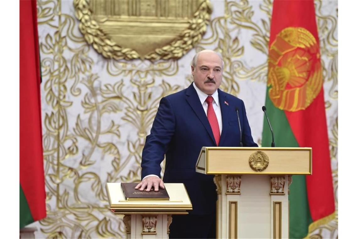 Alexander Lukaschenko legt während der Amtseinführungszeremonie im Palast der Unabhängigkeit in Minsk seinen Amtseid ab. Foto: Andrei Stasevich/BelTA/dpa