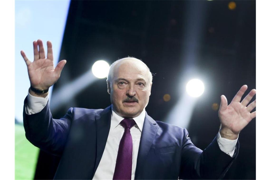 Mehr als 300 Festnahmen bei Frauen-Protest gegen Lukaschenko Alexander Lukaschenko (M), Präsident von Belarus, gestikuliert bei einer Rede vor einem Frauenforum in Minsk. Foto: Uncredited/TUT.by/AP/dpa