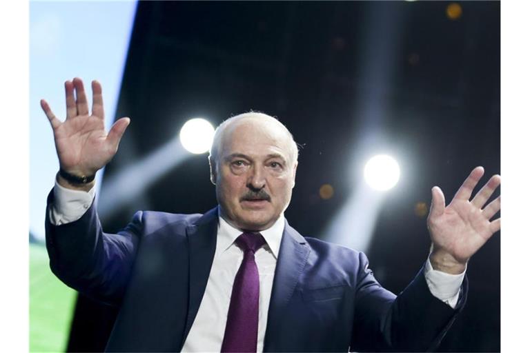 Alexander Lukaschenko (M), Präsident von Belarus, gestikuliert bei einer Rede vor einem Frauenforum in Minsk. Foto: Uncredited/TUT.by/AP/dpa
