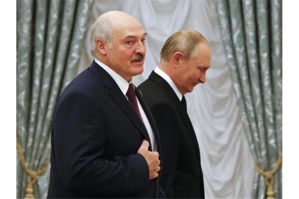 Belarus will russische Waffen für eine Milliarde Dollar Alexander Lukaschenko zu Gast bei Russlands Machthaber Wladimir Putin in Moskau. Putin hatte Lukaschenko vergangenen Donnerstag in Moskau zum Gespräch empfangen. Foto: Shamil Zhumatov/Pool Reuters/AP/dpa