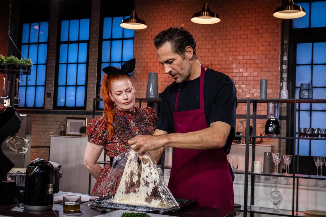 Alexander Mazza (r.) geht als "Bäcker der Woche" in die nächste Sendung. Links Moderatorin Enie van de Meiklokjes.