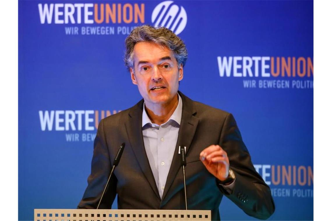 Werteunion-Chef bei Wiederwahl zu Parteiamt gescheitert Alexander Mitsch, Bundesvorsitzender der WerteUnion spricht zu Anwesenden. Foto: Christoph Schmidt/dpa