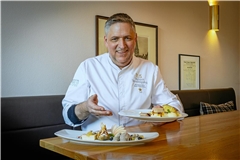 Alexander Munz präsentiert zwei beliebte Nachspeisen. Die Dessertvariationen sind im Restaurant Einhorn sehr gefragt. Fotos: Alexander Becher