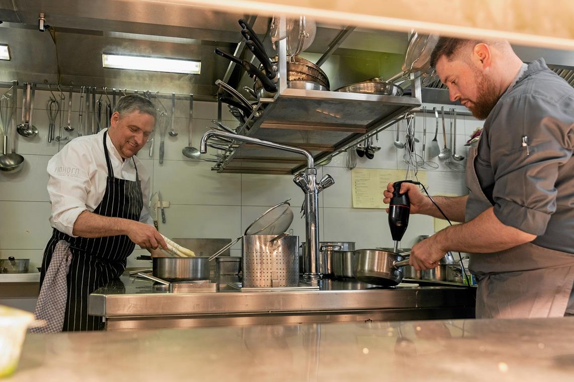 Restaurantbesuche werden teurer Alexander Munz (weiße jacke) und Jan Decker kochen Spargelcremsuppe.