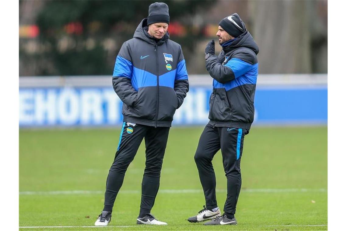 Alexander Nouri (r) wird wohl mit Markus Feldhoff beim SC Paderborn für Hertha in der Verantwortung stehen. Foto: Andreas Gora/dpa