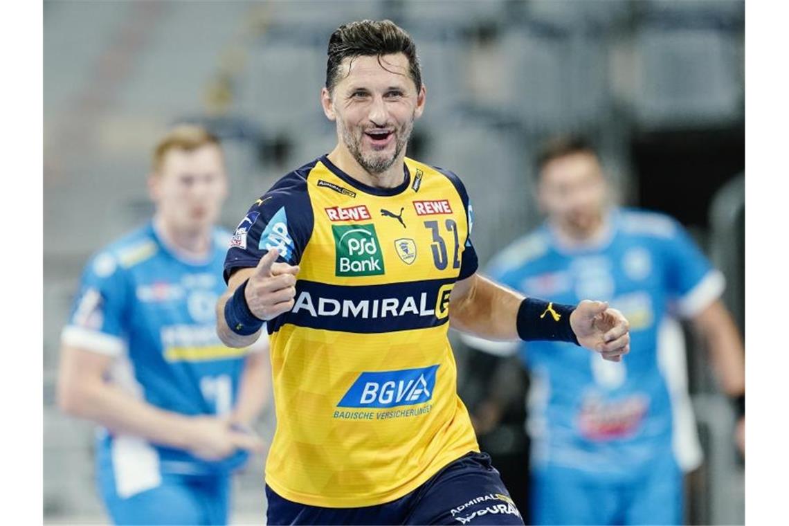 Löwen mehrere Wochen ohne Handball-Oldie Petersson Alexander Petersson von den Rhein-Neckar Löwen jubelt über ein Tor. Foto: Uwe Anspach/dpa