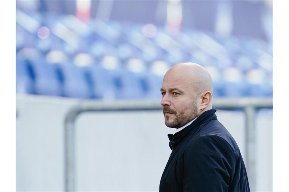 Hoffenheims Manager zum Europacup: „Über alles nachdenken“ Alexander Rosen, Hoffenheims Direktor Profifussball, steht im Stadion. Foto: Uwe Anspach/dpa