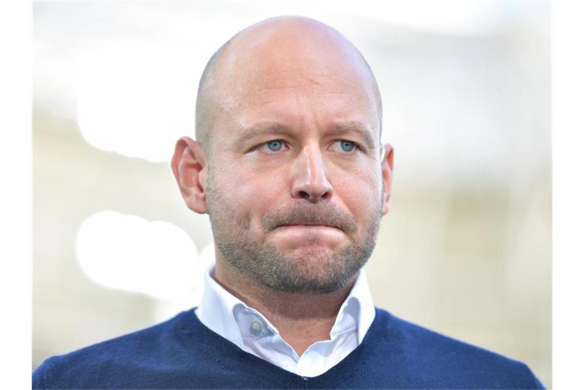 Alexander Rosen, Hoffenheims Sportchef, verzieht den Mund. Foto: Uwe Anspach/Archiv