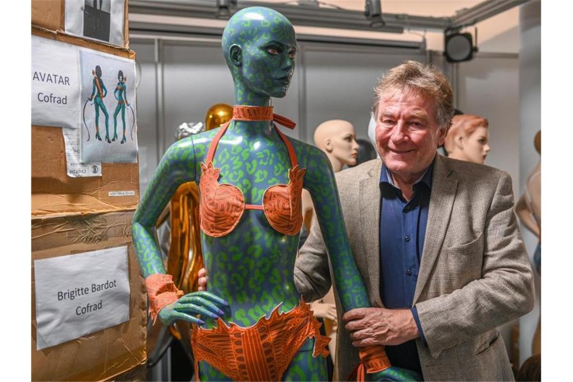 Der Bikini kommt ins Museum Alexander Ruscheinsky, Regensburger Unternehmer, steht neben einer Avatar-Puppe mit einem Bikini. Foto: Armin Weigel/dpa