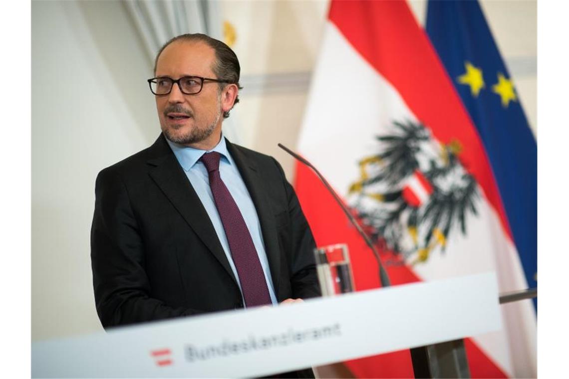 Alexander Schallenberg (ÖVP), Bundeskanzler von Österreich, spricht auf einer Pressekonferenz. Foto: Michael Gruber/APA/dpa