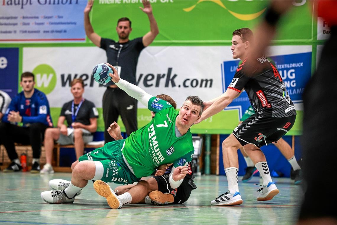Alexander Schmid (am Ball) will sich mit dem HC Oppenweiler/Backnang vom TVS Baden-Baden nicht aufhalten lassen. Foto: Alexander Becher