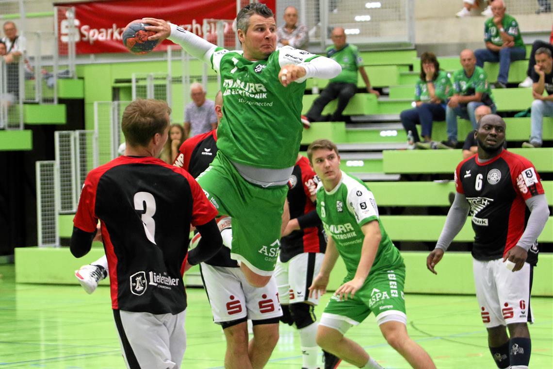 HC Oppenweiler/Backnang: Konter ermöglichen dritten Sieg in Serie Alexander Schmid (beim Wurf) steuert drei Treffer zum klaren Erfolg des HC Oppenweiler/Backnang bei. Foto: Alexander Hornauer
