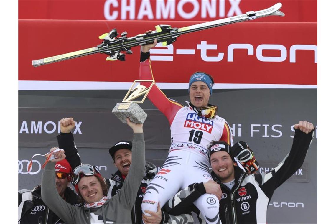 Alexander Schmid (oben) feiert seinen dritten Platz beim Parallel-Riesenslalom. Foto: Alessandro Trovati/AP/dpa