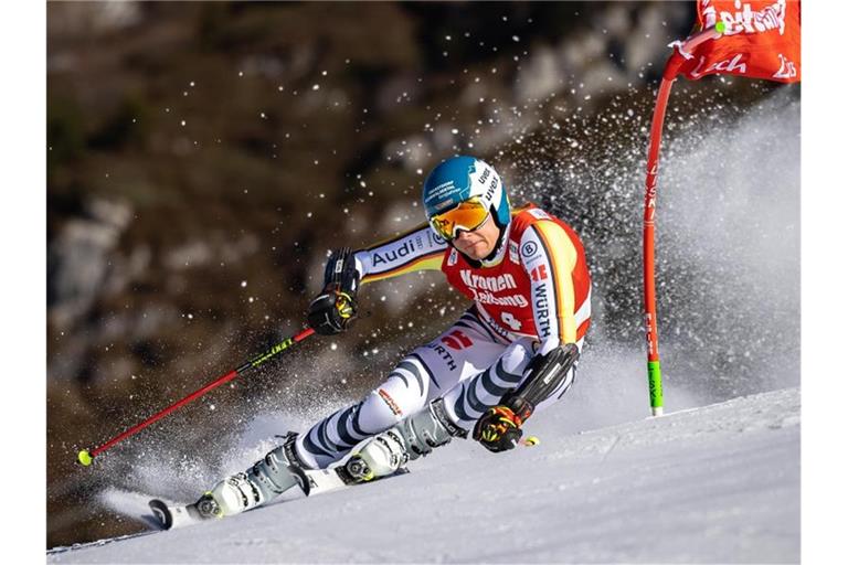 Alexander Schmid wurde beim Parallel-Weltcup in Lech/Zürs Dritter. Foto: Expa/Johann Groder/APA/dpa