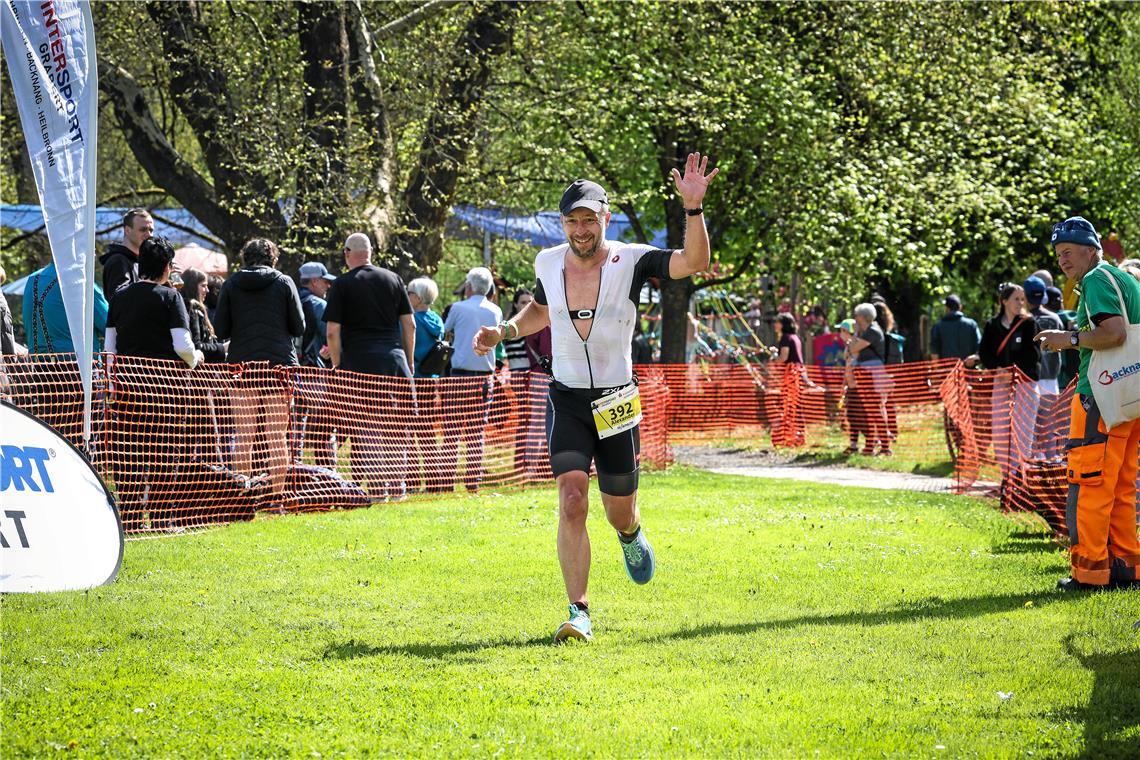 Alexander Schwarze vom Team Power and Pace läuft winkend ins Ziel.